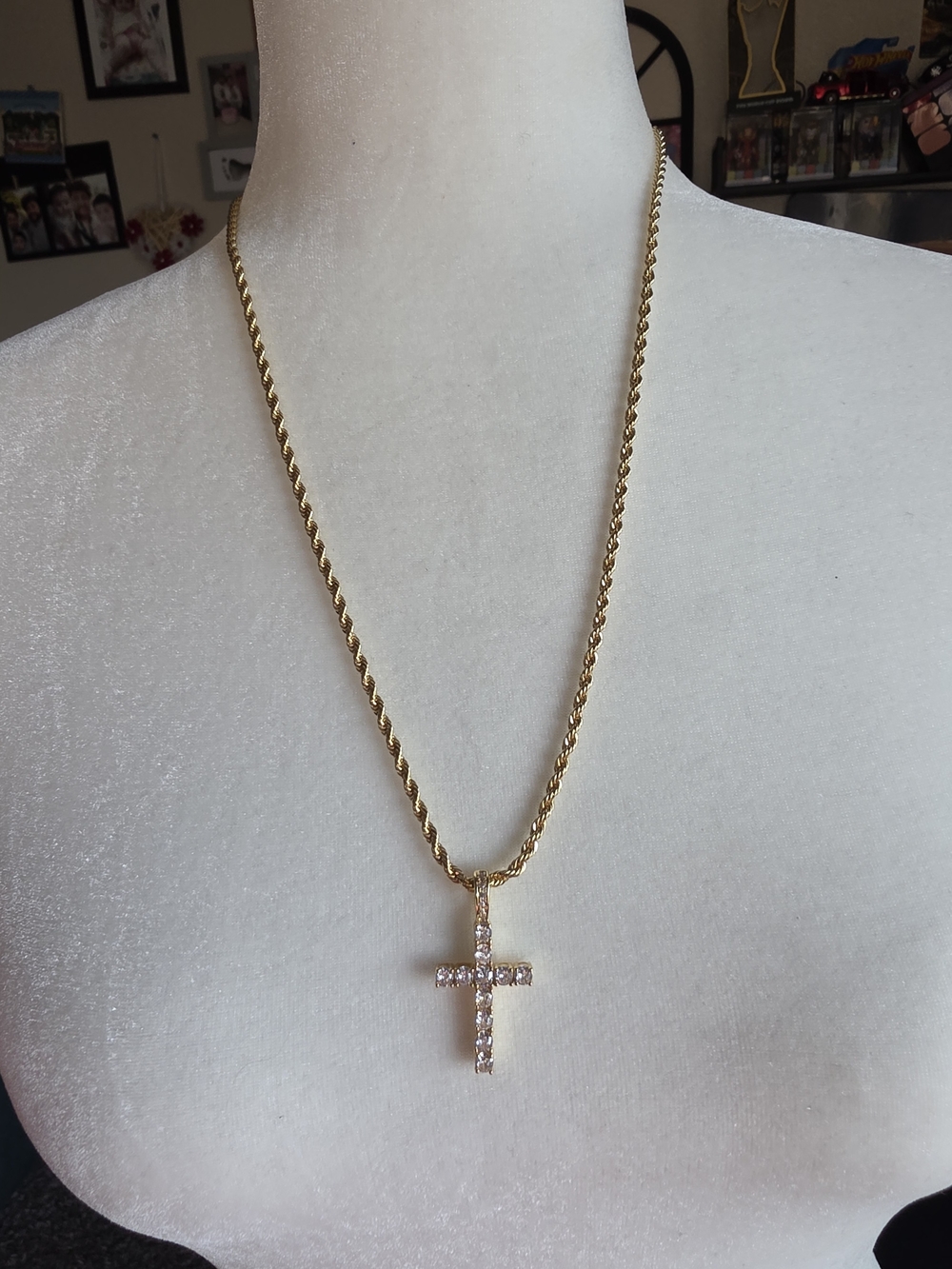 Collar con colgante de cruz chapado en oro de 18 quilates con circonita